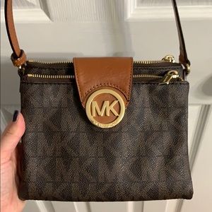 MICHAEL KORS CROSS BODY